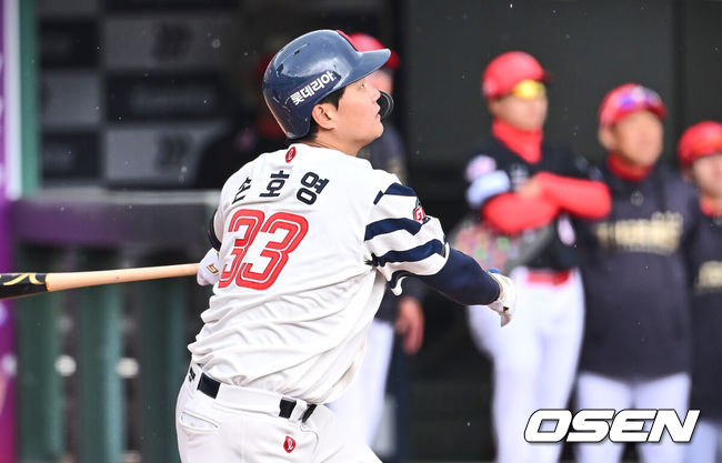 [OSEN=부산, 이석우 기자] 8일 부산 사직야구장에서 2025 신한 SOL 뱅크 KBO 리그 롯데 자이언츠와 KIA 타이거즈의 시범경기가 열렸다. 홈팀 롯데는 박세웅이 선발로 출전하고, 방문팀 KIA는 올러가 선발로 출전했다.롯데 자이언츠 손호영이 1회말 1사 3루 1타점 ㅏ익수 앞 안타를 치고 있다. 2025.03.08 / foto0307@osen.co.kr