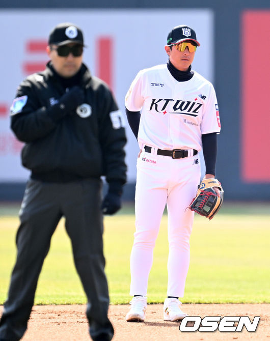 [OSEN=수원, 이대선 기자] 8일 오후 수원KT위즈파크에서  2025 신한 SOL뱅크 KBO 리그 시범경기 KT 위즈와 LG 트윈스의 경기가 열렸다.KT는 고영표, LG는 요니 치리노스를 선발 투수로 내세웠다.1회초 1사에서 KT 황재균이 LG 박해민의 땅볼 때 포구 실책을 하고 아쉬워하고 있다. 2025.03.08 /sunday@osen.co.kr 