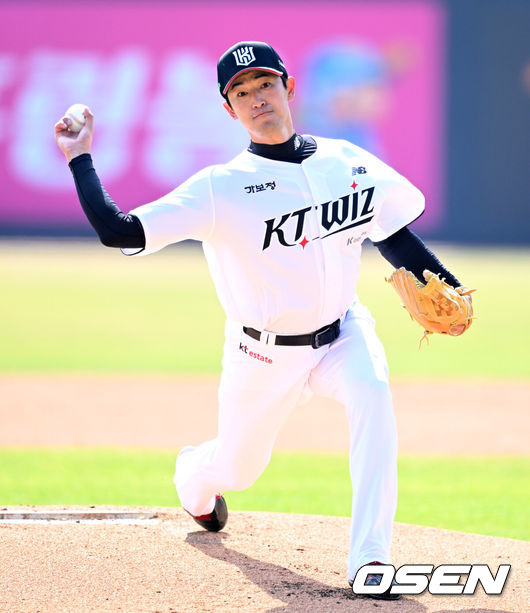 [OSEN=수원, 이대선 기자] 8일 오후 수원KT위즈파크에서  2025 신한 SOL뱅크 KBO 리그 시범경기 KT 위즈와 LG 트윈스의 경기가 열렸다.KT는 고영표, LG는 요니 치리노스를 선발 투수로 내세웠다.1회초 무사에서 KT 선발투수 고영표가 역투하고 있다. 2025.03.08 /sunday@osen.co.kr