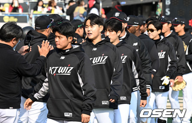 [OSEN=수원, 이대선 기자] 2025시즌 우승 후보로 꼽히는 KT 위즈가 홈런 두 방을 앞세워 시범경기를 산뜻하게 출발했다.프로야구 KT 위즈는 8일 수원KT위즈파크에서 열린 LG 트윈스와의 시범경기 첫 경기에서 5-1 역전승을 거뒀다.경기 종료 후 KT 선수들이 승리의 기쁨을 나누고 있다. 2025.03.08 /