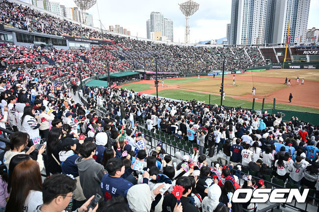 [OSEN=부산, 이석우 기자] 8일 부산 사직야구장에서 2025 신한 SOL 뱅크 KBO 리그 롯데 자이언츠와 KIA 타이거즈의 시범경기가 열린다. 8일 전국 5개 구장에서 개최되는 2025 KBO 시범경기는 오는 18일까지 10경기씩 치르게 된다.많은 팬들이 사직야구장을 찾아 응원을 하고 있다. 2025.03.08 / foto0307@osen.co.kr