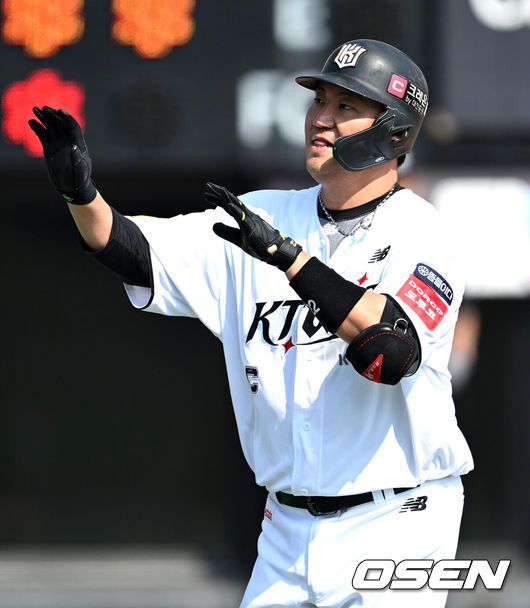[OSEN=수원, 이대선 기자] 8일 오후 수원KT위즈파크에서  2025 신한 SOL뱅크 KBO 리그 시범경기 KT 위즈와 LG 트윈스의 경기가 열렸다.KT는 고영표, LG는 요니 치리노스를 선발 투수로 내세웠다.4회말 1사 3루에서 KT 장성우가 좌월 투런 홈런을 치고 홈에서 로하스와 환호하고 있다. 2025.03.08 /sunday@osen.co.kr