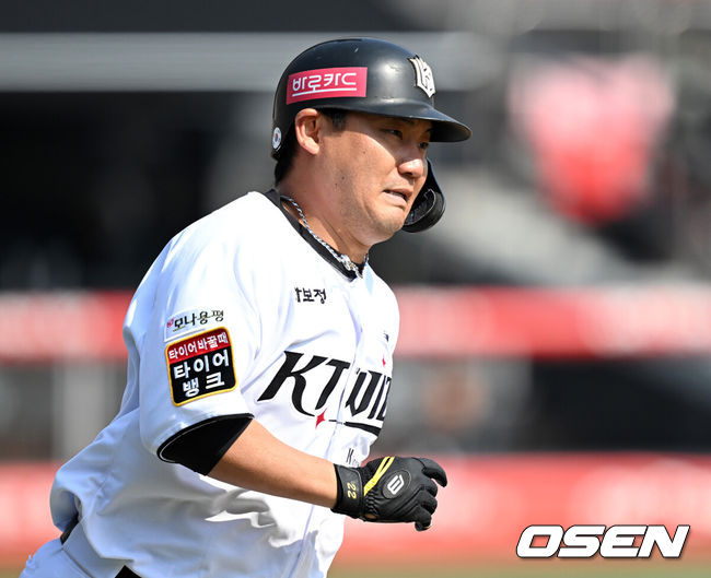 [OSEN=수원, 이대선 기자] 8일 오후 수원KT위즈파크에서  2025 신한 SOL뱅크 KBO 리그 시범경기 KT 위즈와 LG 트윈스의 경기가 열렸다.KT는 고영표, LG는 요니 치리노스를 선발 투수로 내세웠다.4회말 1사 3루에서 KT 장성우가 좌월 투런 홈런을 치고 있다. 2025.03.08 /sunday@osen.co.kr