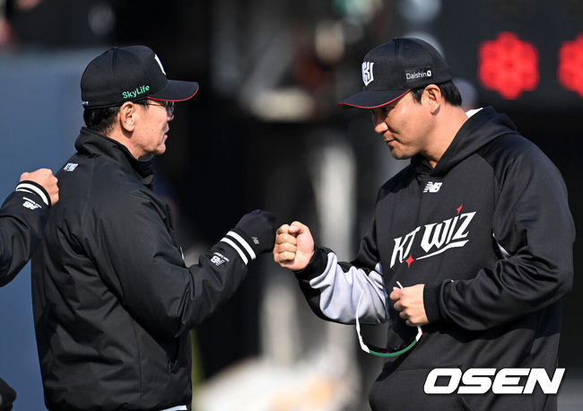 [OSEN=수원, 이대선 기자] 2025시즌 우승 후보로 꼽히는 KT 위즈가 홈런 두 방을 앞세워 시범경기를 산뜻하게 출발했다.프로야구 KT 위즈는 8일 수원KT위즈파크에서 열린 LG 트윈스와의 시범경기 첫 경기에서 5-1 역전승을 거뒀다.경기 종료 후 KT 이강철 감독이 장성우와 승리의 기쁨을 나누고 있다. 2025.03.08 