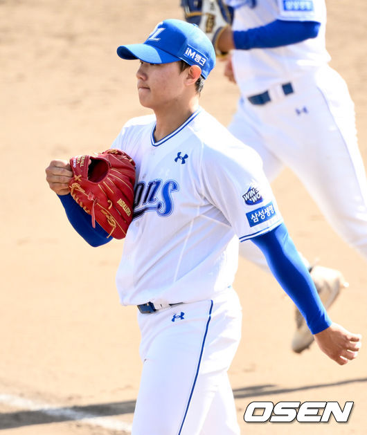 [OSEN=오키나와(일본), 조은정 기자]삼성 라이온즈가 화끈한 타격으로 챔피언을 제압했다.삼성은 2일 오키나와 아카마구장에서 열린 KIA 타이거즈와의연습경기에서 8-4로 역전승을 거두었다. 작년 홈런 1위의 팀답게 장타력을 앞세워 KIA 마운드를 무너뜨렸다. 오키나와 캠프 3승3패를 기록했다. 디펜딩 챔프 KIA는 4전 전패를 기록했다. 3일 KT 위즈와 마지막 경기를 갖는다.이닝을 마친 삼성 배찬승이 더그아웃으로 향하고 있다. 2025.03.02 /cej@osen.co.kr