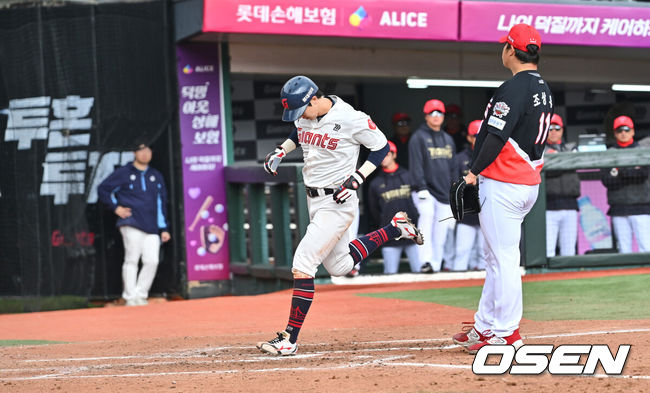 [OSEN=부산, 이석우 기자] 8일 부산 사직야구장에서 2025 신한 SOL 뱅크 KBO 리그 롯데 자이언츠와 KIA 타이거즈의 시범경기가 열렸다. 홈팀 롯데는 박세웅이 선발로 출전하고, 방문팀 KIA는 올러가 선발로 출전했다.롯데 자이언츠 최항이 7회말 2사 정훈 타석때 KIA 타이거즈 조상우의 폭투에 득점을 올리고 있다. 2025.03.08 / foto0307@osen.co.kr