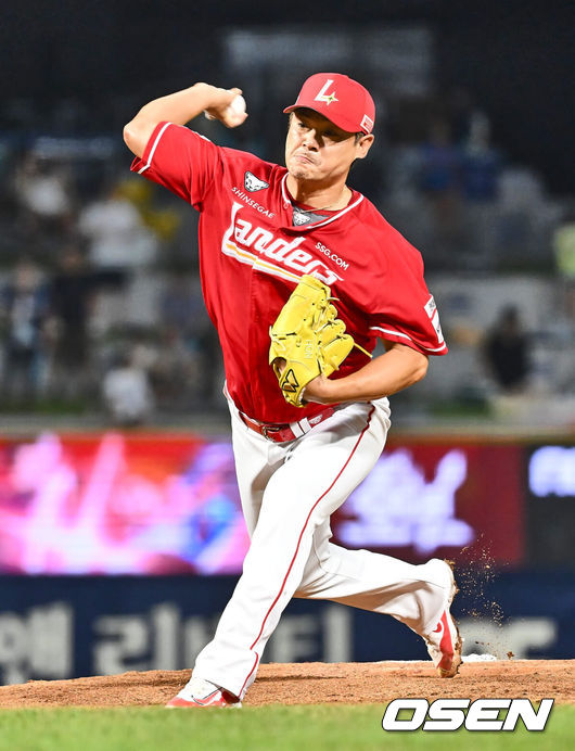 [OSEN=창원, 이석우 기자] 15일 창원NC파크에서 2024 신한 SOL 뱅크 KBO 리그 NC 다이노스와 SSG 랜더스의 경기가 열렸다. 홈팀 NC는 요키시가 홈 첫 등판을 하고 방문팀 SSG는 엘리아스가 선발 출전했다. SSG 랜더스 노경은이 6회말 등판해 역투하고 있다. 2024.08.15 / foto0307@osen.co.kr