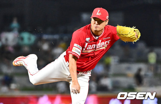 [OSEN=창원, 이석우 기자] 15일 창원NC파크에서 2024 신한 SOL 뱅크 KBO 리그 NC 다이노스와 SSG 랜더스의 경기가 열렸다. 홈팀 NC는 요키시가 홈 첫 등판을 하고 방문팀 SSG는 엘리아스가 선발 출전했다. SSG 랜더스 노경은이 6회말 등판해 역투하고 있다. 2024.08.15 / foto0307@osen.co.kr