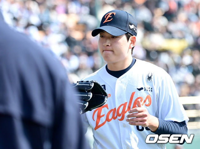 [OSEN=청주, 최규한 기자] 8일 오후 충북 청주야구장에서 ‘2025 신한 SOL BANK KBO리그’ 시범경기 한화 이글스와 두산 베어스의 경기가 열렸다.홈팀 한화는 이상규, 방문팀 두산은 최원준을 선발로 내세운다.4회초 두산 공격을 무실점으로 막아낸 한화 투수 조동욱이 더그아웃으로 향하고 있다. 2025.03.09 / dreamer@osen.co.kr