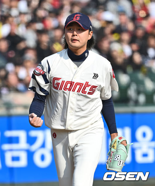 [OSEN=부산, 이석우 기자] 9일 부산 사직야구장에서 2025 신한 SOL 뱅크 KBO 리그 롯데 자이언츠와 KIA 타이거즈의 시범경기가 열렸다. 홈팀 롯데는 반즈가 선발로 출전하고, 방문팀 KIA는 윤영철이 선발로 출전했다.롯데 자이언츠 정철원이 8회초 KIA 타이거즈 윤도현을 삼진으로 잡고 환호하고 있다. 2025.03.09 / foto0307@osen.co.kr
