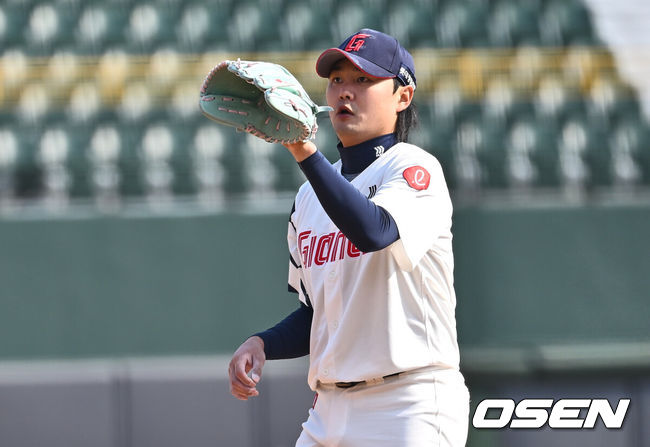 [OSEN=부산, 이석우 기자] 9일 부산 사직야구장에서 2025 신한 SOL 뱅크 KBO 리그 롯데 자이언츠와 KIA 타이거즈의 시범경기가 열렸다. 홈팀 롯데는 반즈가 선발로 출전하고, 방문팀 KIA는 윤영철이 선발로 출전했다.롯데 자이언츠 정철원이 볼을 받고 있다. 2025.03.09 / foto0307@osen.co.kr
