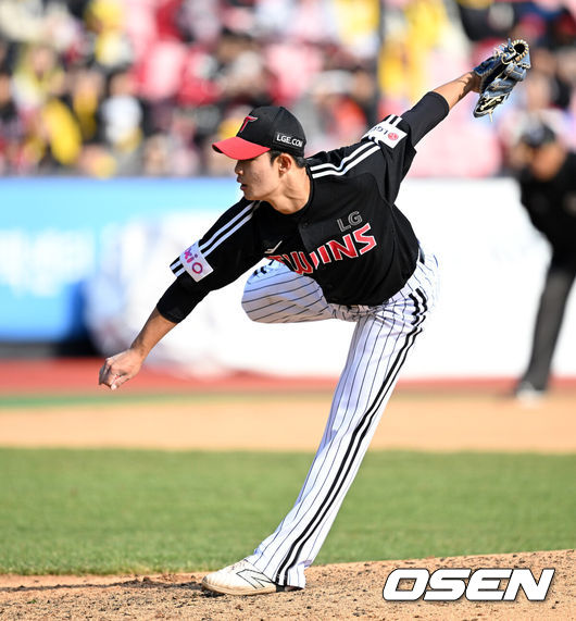 [OSEN=수원, 이대선 기자] 8일 오후 수원KT위즈파크에서  2025 신한 SOL뱅크 KBO 리그 시범경기 KT 위즈와 LG 트윈스의 경기가 열렸다.KT는 고영표, LG는 요니 치리노스를 선발 투수로 내세웠다.8회말 무사에서 LG 김영우가 역투하고 있다. 2025.03.08 /sunday@osen.co.kr