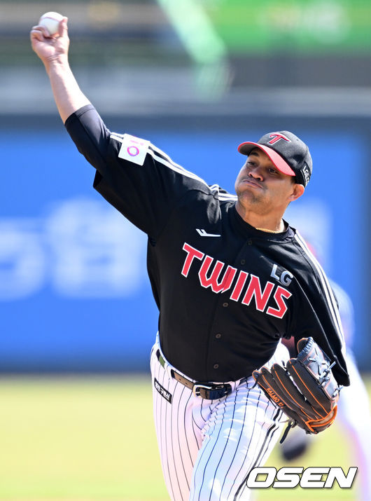 [OSEN=수원, 이대선 기자] 8일 오후 수원KT위즈파크에서  2025 신한 SOL뱅크 KBO 리그 시범경기 KT 위즈와 LG 트윈스의 경기가 열렸다.KT는 고영표, LG는 요니 치리노스를 선발 투수로 내세웠다.1회말 무사에서 LG 선발투수 요니 치리노스가 역투하고 있다. 2005.03.08 /sunday@osen.co.kr 