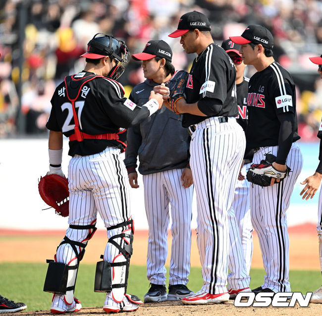 [OSEN=수원, 이대선 기자] 8일 오후 수원KT위즈파크에서  2025 신한 SOL뱅크 KBO 리그 시범경기 KT 위즈와 LG 트윈스의 경기가 열렸다.KT는 고영표, LG는 요니 치리노스를 선발 투수로 내세웠다.4회말 1사 1루에서 LG 치리노스가 마운드를 내려가고 있다. 2025.03.08 /sunday@osen.co.kr