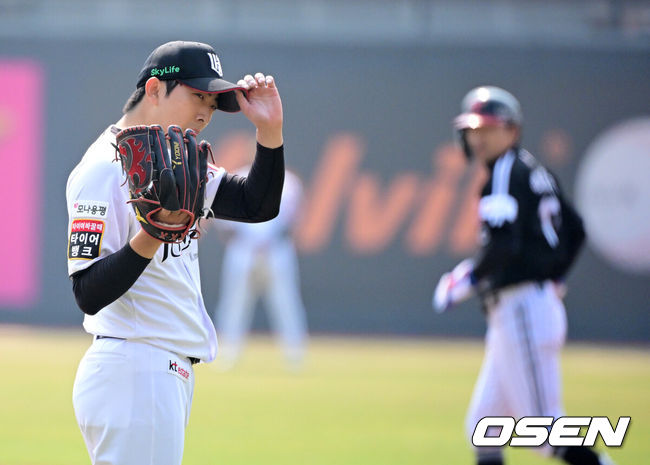 [OSEN=수원, 지형준 기자] 9일 오후 수원KT위즈파크에서  2025 신한 SOL뱅크 KBO 리그 시범경기 KT 위즈와 LG 트윈스의 경기가 열렸다.KBO리그 10개 구단은 오는 18일까지 시범경기 10경기를 소화한다. 2025시즌 개막전은 오는 22일 개최된다. 개막전 매치업은 LG-롯데(서울 잠실구장), KIA-NC(광주-기아챔피언스필드), SSG-두산(인천 SSG랜더스필드), KT-한화(수원 KT위즈파크), 삼성-키움(대구 삼성라이온즈파크)이다.1회초 무사 1,2루에서 KT 오원석이 LG 오스틴에 볼넷을 허용하며 아쉬워하고 있다. 2025.03.09 / jpnews@osen.co.kr