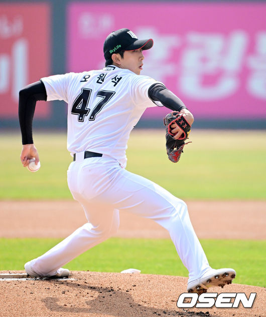 [OSEN=수원, 지형준 기자] 9일 오후 수원KT위즈파크에서  2025 신한 SOL뱅크 KBO 리그 시범경기 KT 위즈와 LG 트윈스의 경기가 열렸다.KBO리그 10개 구단은 오는 18일까지 시범경기 10경기를 소화한다. 2025시즌 개막전은 오는 22일 개최된다. 개막전 매치업은 LG-롯데(서울 잠실구장), KIA-NC(광주-기아챔피언스필드), SSG-두산(인천 SSG랜더스필드), KT-한화(수원 KT위즈파크), 삼성-키움(대구 삼성라이온즈파크)이다.1회초 KT 오원석이 역투하고 있다. 2025.03.09 / jpnews@osen.co.kr