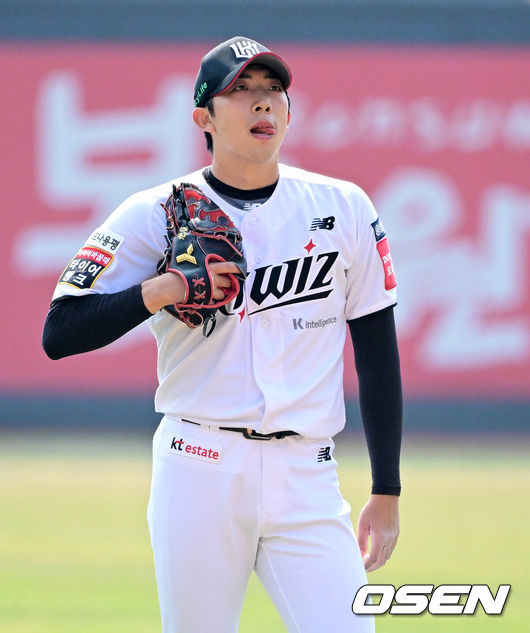 [OSEN=수원, 지형준 기자] 9일 오후 수원KT위즈파크에서  2025 신한 SOL뱅크 KBO 리그 시범경기 KT 위즈와 LG 트윈스의 경기가 열렸다.KBO리그 10개 구단은 오는 18일까지 시범경기 10경기를 소화한다. 2025시즌 개막전은 오는 22일 개최된다. 개막전 매치업은 LG-롯데(서울 잠실구장), KIA-NC(광주-기아챔피언스필드), SSG-두산(인천 SSG랜더스필드), KT-한화(수원 KT위즈파크), 삼성-키움(대구 삼성라이온즈파크)이다.1회초 KT 오원석이 4실점에 아쉬워하고 있다. 2025.03.09 / jpnews@osen.co.kr