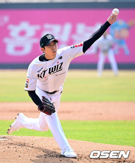 [OSEN=수원, 지형준 기자] 9일 오후 수원KT위즈파크에서  2025 신한 SOL뱅크 KBO 리그 시범경기 KT 위즈와 LG 트윈스의 경기가 열렸다.KBO리그 10개 구단은 오는 18일까지 시범경기 10경기를 소화한다. 2025시즌 개막전은 오는 22일 개최된다. 개막전 매치업은 LG-롯데(서울 잠실구장), KIA-NC(광주-기아챔피언스필드), SSG-두산(인천 SSG랜더스필드), KT-한화(수원 KT위즈파크), 삼성-키움(대구 삼성라이온즈파크)이다.1회초 KT 오원석이 역투하고 있다. 2025.03.09 / jpnews@osen.co.kr
