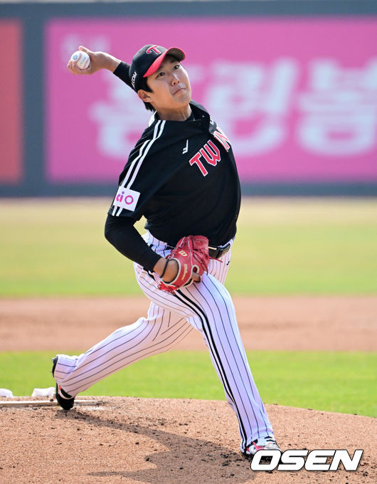 [OSEN=수원, 지형준 기자] 9일 오후 수원KT위즈파크에서  2025 신한 SOL뱅크 KBO 리그 시범경기 KT 위즈와 LG 트윈스의 경기가 열렸다.KBO리그 10개 구단은 오는 18일까지 시범경기 10경기를 소화한다. 2025시즌 개막전은 오는 22일 개최된다. 개막전 매치업은 LG-롯데(서울 잠실구장), KIA-NC(광주-기아챔피언스필드), SSG-두산(인천 SSG랜더스필드), KT-한화(수원 KT위즈파크), 삼성-키움(대구 삼성라이온즈파크)이다.1회말 LG 손주영이 역투하고 있다. 2025.03.09 / jpnews@osen.co.kr