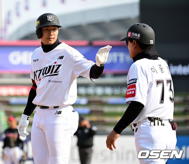 [OSEN=수원, 지형준 기자] 프로야구 KT 위즈가 시범경기에서 LG 트윈스 상대로 2연승을 거뒀다. KT는 9일 수원 KT위즈파크에서 열린 2025 KBO리그 시범경기 LG와 경기에서 9-4 역전승을 거뒀다. 0-4로 뒤진 6회 타자일순하면서 7득점 빅이닝으로 경기를 뒤집었다.FA 보상선수 장진혁이 2타점 2루타결승타와 함께 4타수 2안타 3타점으로 활약했다.7회말 2사 2,3루에서 KT 장진혁이 적시타를 날리고 이종범 코치와 하이파이브를 하고 있다. 2025.03.09 / jpnews@osen.co.kr