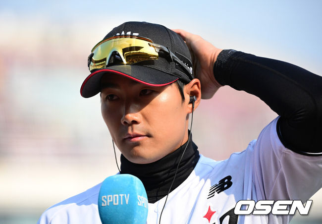 [OSEN=수원, 지형준 기자] 프로야구 KT 위즈가 시범경기에서 LG 트윈스 상대로 2연승을 거뒀다. KT는 9일 수원 KT위즈파크에서 열린 2025 KBO리그 시범경기 LG와 경기에서 9-4 역전승을 거뒀다. 0-4로 뒤진 6회 타자일순하면서 7득점 빅이닝으로 경기를 뒤집었다.FA 보상선수 장진혁이 2타점 2루타결승타와 함께 4타수 2안타 3타점으로 활약했다.경기를 마치고 KT 장진혁이 방송 인터뷰를 하고 있다. 2025.03.09 / jpnews@osen.co.kr