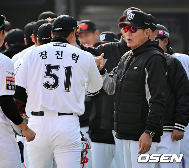 [OSEN=수원, 지형준 기자] 프로야구 KT 위즈가 시범경기에서 LG 트윈스 상대로 2연승을 거뒀다. KT는 9일 수원 KT위즈파크에서 열린 2025 KBO리그 시범경기 LG와 경기에서 9-4 역전승을 거뒀다. 0-4로 뒤진 6회 타자일순하면서 7득점 빅이닝으로 경기를 뒤집었다.FA 보상선수 장진혁이 2타점 2루타결승타와 함께 4타수 2안타 3타점으로 활약했다.경기를 마치고 KT 이강철 감독이 장진혁과 승리 하이파이브를 하고 있다. 2025.03.09 / jpnews@osen.co.kr