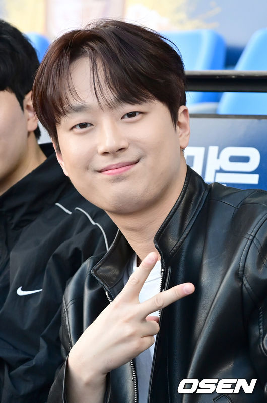 [OSEN=잠실, 김성락 기자] 1일 오후 서울 잠실야구장에서 ‘2024 신한 SOL뱅크 KBO리그’ 두산 베어스와 삼성 라이온즈의 경기가 열렸다.이날 홈팀 두산은 브랜든, 원정팀 삼성은 이호성을 선발 투수로 내세운다.경기 시작에 앞서 경기장을 방문한 가수 이찬원이 취재진을 향해 포즈를 취하고 있다. 2024.05.01 / ksl0919@osen.co.kr