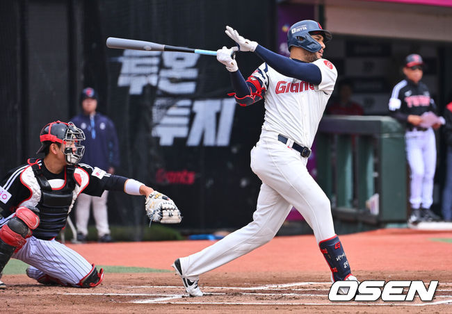 [OSEN=부산, 이석우 기자] 10일 부산 사직야구장에서 2025 신한 SOL 뱅크 KBO 리그 롯데 자이언츠와 LG 트윈스의 시범경기가 열렸다. 홈팀 롯데는 김진욱이 선발로 출전하고, 방문팀 LG는 에르난데스가 선발로 출전했다.롯데 자이언츠 레이예스가 1회말 2사 2루 우익수 앞 1타점 안타를 치고 있다. 2025.03.10 / foto0307@osen.co.kr