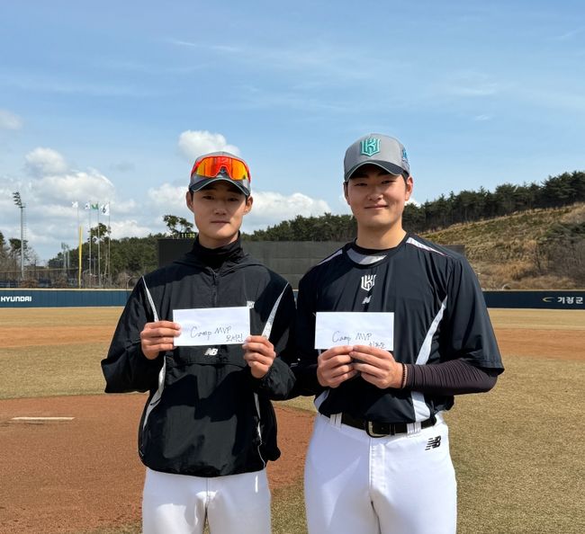 KT 위즈 오서진(좌)과 최용준 / KT 위즈 제공