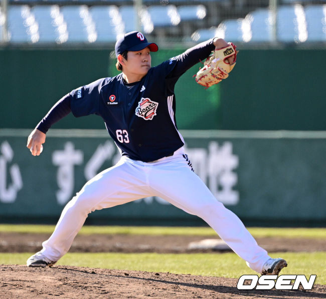 [OSEN=미야자키(일본), 지형준 기자] 두산 베어스가 26일 일본 미야자키 산마린 스타디움에서 일본프로야구 세이부 라이온스와의 구춘대회 첫 경기를 가졌다.두산은 2차 스프링캠프 연습경기 1승 1무 1패를 기록 중이다. 첫 경기 세가사미전 1-8 패배에 이어 세이부 라이온스전 5-4 승리, 요미우리 자이언츠 2군전 0-0 무승부를 거뒀다.9회말 두산 김택연이 역투하고 있다. 2025.02.26 /jpnews@osen.co.kr