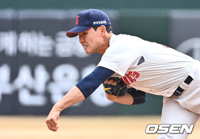 [OSEN=부산, 이석우 기자] 10일 부산 사직야구장에서 2025 신한 SOL 뱅크 KBO 리그 롯데 자이언츠와 LG 트윈스의 시범경기가 열렸다. 홈팀 롯데는 김진욱이 선발로 출전하고, 방문팀 LG는 에르난데스가 선발로 출전했다.롯데 자이언츠 선발 투수 김진욱이 역투하고 있다. 2025.03.10 / foto0307@osen.co.kr