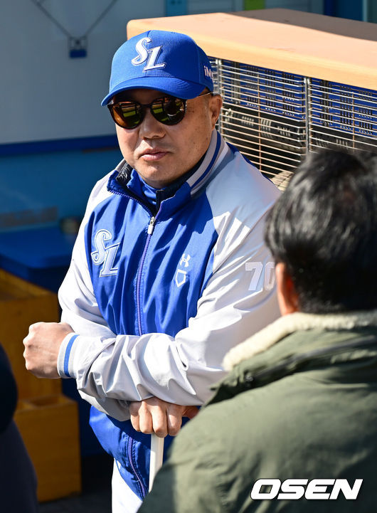 [OSEN=수원, 김성락 기자] 11일 오후 대구 삼성라이온즈파크에서  2025 신한 SOL뱅크 KBO 리그 시범경기 삼성 라이온즈와 두산 베어스의 경기가 열렸다.KBO리그 10개 구단은 오는 18일까지 시범경기 10경기를 소화한다. 2025시즌 개막전은 오는 22일 개최된다. 개막전 매치업은 LG-롯데(서울 잠실구장), KIA-NC(광주-기아챔피언스필드), SSG-두산(인천 SSG랜더스필드), KT-한화(수원 KT위즈파크), 삼성-키움(대구 삼성라이온즈파크)이다.경기 시작에 앞서 삼성 박진만 감독이 취재진과 인터뷰를 진행하고 있다. 2025.03.11 / ksl0919@osen.co.kr