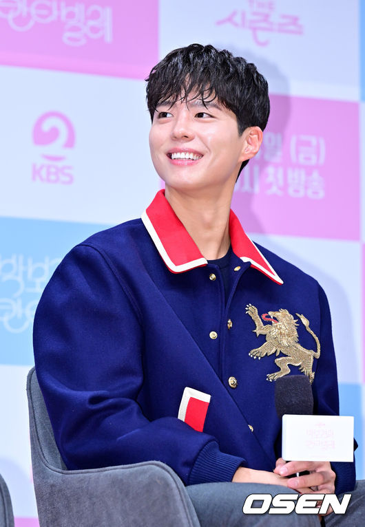 [OSEN=민경훈 기자] 11일 오후 서울 영등포구 KBS아트홀에서 KBS2 '더 시즌즈 - 박보검의 칸타빌레' 제작발표회가 열렸다.‘더 시즌즈’는 2023년 2월부터 KBS 심야 음악 프로그램 최초로 시즌제 방식을 도입해 한 아티스트가 3개월을 진행하고 있다.7번째 주인공은 박보검이다. ‘뮤직뱅크’ MC로도 나섰던 그가 본격 음악 프로그램의 MC로 나선 것은 이번이 처음이다.박보검이 기자간담회에서 미소짓고 있다. 2025.03.11 / rumi@osen.co.kr