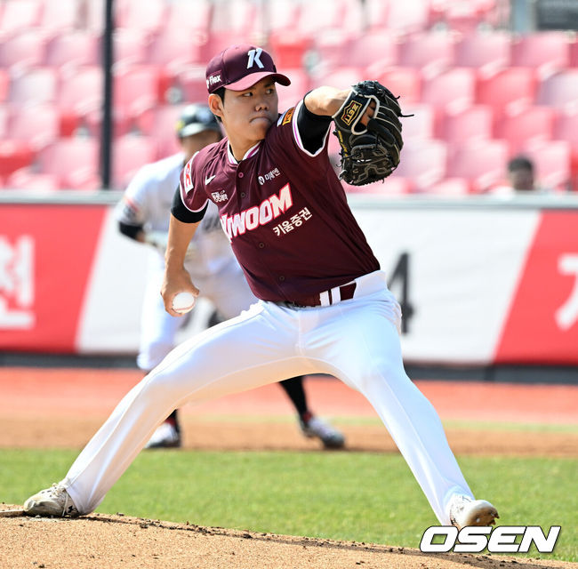 [OSEN=수원, 지형준 기자] 11일 오후 수원KT위즈파크에서 2025 신한 SOL뱅크 KBO 리그 시범경기 KT 위즈와 키움 히어로즈의 경기가 열렸다.KBO리그 10개 구단은 오는 18일까지 시범경기 10경기를 소화한다. 2025시즌 개막전은 오는 22일 개최된다. 개막전 매치업은 LG-롯데(서울 잠실구장), KIA-NC(광주-기아챔피언스필드), SSG-두산(인천 SSG랜더스필드), KT-한화(수원 KT위즈파크), 삼성-키움(대구 삼성라이온즈파크)이다.1회말 키움 김윤하가 역투하고 있다. 2025.03.11 / jpnews@osen.co.kr