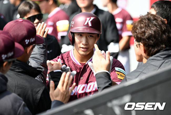 [OSEN=수원, 지형준 기자] 11일 오후 수원KT위즈파크에서 2025 신한 SOL뱅크 KBO 리그 시범경기 KT 위즈와 키움 히어로즈의 경기가 열렸다.KBO리그 10개 구단은 오는 18일까지 시범경기 10경기를 소화한다. 2025시즌 개막전은 오는 22일 개최된다. 개막전 매치업은 LG-롯데(서울 잠실구장), KIA-NC(광주-기아챔피언스필드), SSG-두산(인천 SSG랜더스필드), KT-한화(수원 KT위즈파크), 삼성-키움(대구 삼성라이온즈파크)이다.3회초 1사에서 키움 이주형이 역전 우월 솔로포를 날리며 동료선수들고 기뻐하고 있다. 2025.03.11 / jpnews@osen.co.kr