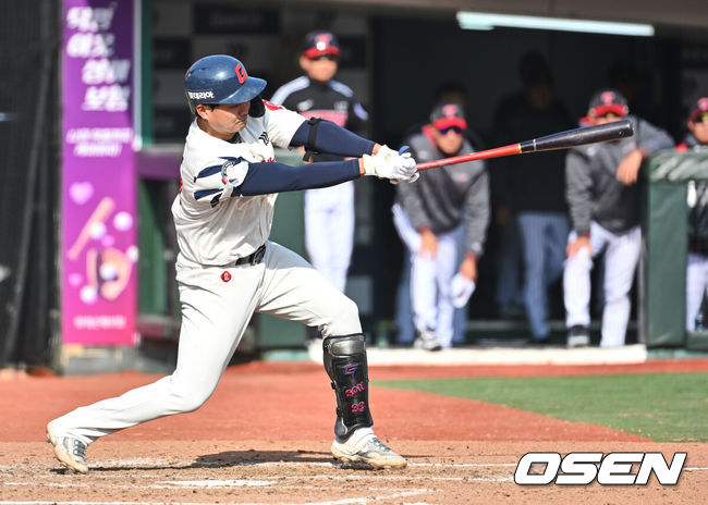 [OSEN=부산, 이석우 기자] 11일 부산 사직야구장에서 2025 신한 SOL 뱅크 KBO 리그 롯데 자이언츠와 LG 트윈스의 시범경기가 열렸다. 홈팀 롯데는 나균안이 선발로 출전하고, 방문팀 LG는 임찬규가 선발로 출전했다.롯데 자이언츠 손호영이 8회말 1사 만루 좌익수 희생 플라이볼을 치고 있다. 2025.03.11 / foto0307@osen.co.kr