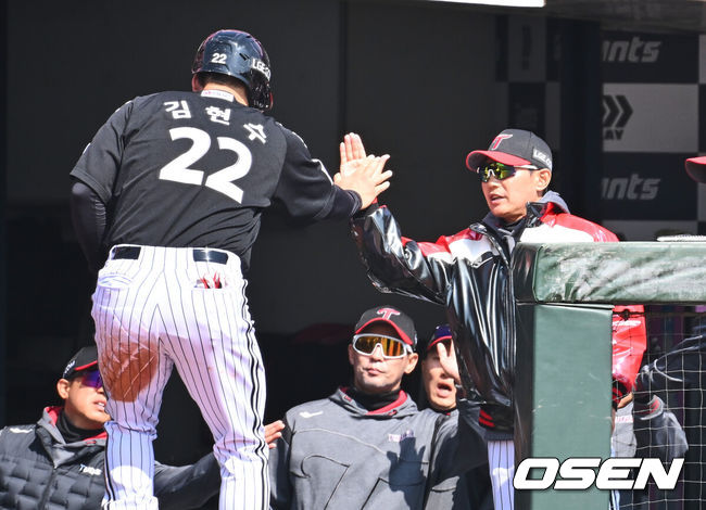 [OSEN=부산, 이석우 기자] 11일 부산 사직야구장에서 2025 신한 SOL 뱅크 KBO 리그 롯데 자이언츠와 LG 트윈스의 시범경기가 열렸다. 홈팀 롯데는 나균안이 선발로 출전하고, 방문팀 LG는 임찬규가 선발로 출전했다.LG 트윈스 김현수가 3회초 1사 3루 문정빈의 좌익수 희생플라이볼때 득점을 올리고 염경엽 감독과 하이파이브를 있다. 2025.03.11 / foto0307@osen.co.kr