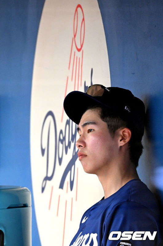 [OSEN=애리조나(미국), 이대선 기자] 21일(한국시간) 미국 애리조나주 글렌데일 캐멀백 랜치에서 2025 메이저리그 LA 다저스와 시카고 컵스의 시범 경기가 열렸다.김혜성은 다저스와 최대 3+2년 2200만 달러(약 320억원) 계약에 합의하며 메이저리그 진출에 성공했다.LA 다저스 김혜성이 더그아웃에서 경기를 바라보고 있다.  2025.02.21 / 