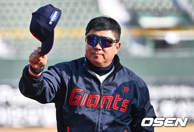 [OSEN=부산, 이석우 기자] 11일 부산 사직야구장에서 2025 신한 SOL 뱅크 KBO 리그 롯데 자이언츠와 LG 트윈스의 시범경기가 열렸다. 홈팀 롯데는 나균안이 선발로 출전하고, 방문팀 LG는 임찬규가 선발로 출전했다.롯데 자이언츠 김태형 감독이 3-2로 승리한 후 팬들에게 인사를 하고 있다. 2025.03.11 / foto0307@osen.co.kr
