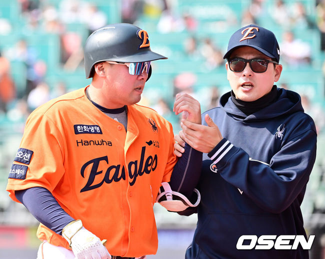 [OSEN=인천, 민경훈 기자] 10일 오후 인천 SSG랜더스필드에서 ‘2025 신한 SOL BANK KBO리그’ 시범경기 SSG 랜더스와 한화 이글스의 경기가 열렸다.이 경기에서 한화는 SSG에 3대1로 승리했다. 한화는 시범경기 첫 승을 했다. SSG는 1승2패가 됐다.4회초 선두타자로 나온 한화 안치홍이 왼손 사구로 교체되고 있다. 2025.03.10 / rumi@osen.co.kr