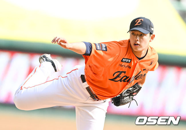 [OSEN=인천, 박준형 기자] 11일 오후 인천 SSG랜더스필드에서 ‘2025 신한 SOL BANK KBO리그’ SSG 랜더스와 한화 이글스의 시범경기가 진행됐다.이날 SSG은 정동윤을, 한화는 와이스를 선발투수로 내세웠다. 6회말 한화 문동주가 역투하고 있다.   2025.03.11 / soul1014@osen.co.kr