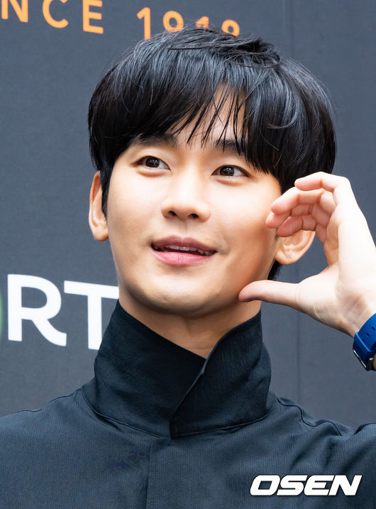 [OSEN=박준형 기자] 배우 김수현이 25일 오전 서울 성수동 한 스튜디오에서 시계 브랜드 론칭행사에 참석했다.  김수현은 tvN토일 드라마 ‘눈물의 여왕’ 백현우 역할로 여러 면에서 빼어난 ‘완벽한 남성상’을 연기하며 드라마의 인기를 이끌며 마지막 2회만을 남겨두고 있다.배우 김수현이 포즈를 취하고 있다.    2024.04.25 / soul1014@osen.co.kr