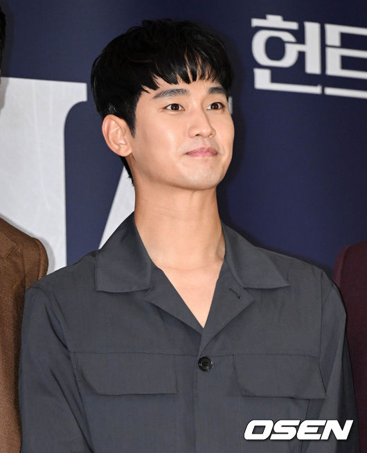[OSEN=조은정 기자] 영화 '헌트' 쇼케이스 및 VIP 시사회 포토월 행사가 2일 오후 서울 강남구 메가박스 코엑스에서 열렸다.<br /><br />이정재의 감독 데뷔작 영화 '헌트'는 조직 내 숨어든 스파이를 색출하기 위해 서로를 의심하는 안기부 요원 ‘박평호’와 ‘김정도’가 ‘대한민국 1호 암살 작전’이라는 거대한 사건과 직면하며 펼쳐지는 첩보 액션 드라마. 정우성, 전혜진, 허성태, 고윤정이 출연한다. 8월 10일 개봉.<br /><br />배우 김수현이 포즈를 취하고 있다. 2022.08.02 /cej@osen.co.kr