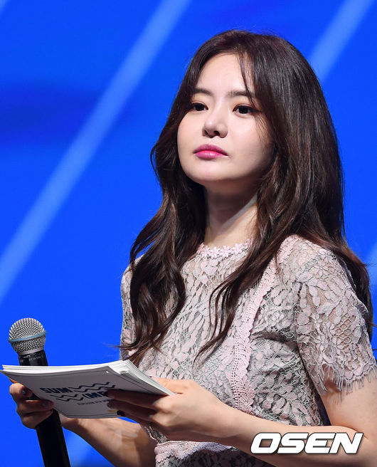 [OSEN=이대선 기자] 17일 오후 서울 용산구 블루스퀘어에서 그룹 펜타곤의 미니 9집 'SUM(MER:)' 발매기념 쇼케이스가 열렸다.방송인 서유리가 진행을 하고 있다. /sunday@osen.co.kr