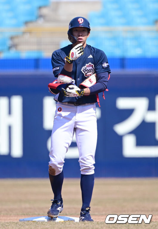 [OSEN=대구, 김성락 기자] 11일 오후 대구 삼성라이온즈파크에서  2025 신한 SOL뱅크 KBO 리그 시범경기 삼성 라이온즈와 두산 베어스의 경기가 열렸다.KBO리그 10개 구단은 오는 18일까지 시범경기 10경기를 소화한다. 2025시즌 개막전은 오는 22일 개최된다. 개막전 매치업은 LG-롯데(서울 잠실구장), KIA-NC(광주-기아챔피언스필드), SSG-두산(인천 SSG랜더스필드), KT-한화(수원 KT위즈파크), 삼성-키움(대구 삼성라이온즈파크)이다.1회초 두산 선두타자 김민석이 2루타를 날린 뒤 기뻐하고 있다. 2025.03.11 / ksl0919@osen.co.kr
