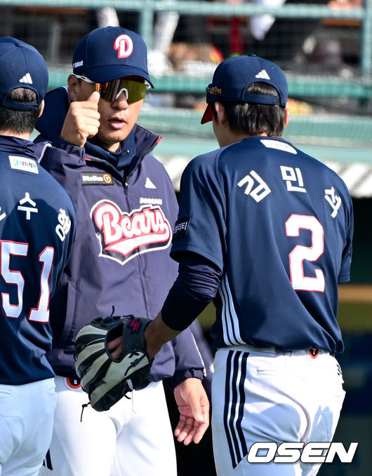 [OSEN=청주, 최규한 기자] 프로야구 두산 베어스가 시범경기 개막 2연전을 모두 이겼다.두산은 9일 청주구장에서 열린 2025 KBO리그 한화 이글스와의 시범경기를 4-2로 승리했다. 전날(8일) 개막전 6-4 승리에 이어 2경기 연속 한화를 꺾고 연승으로 시작했다. 5강 후보로 기대를 받고 있는 한화는 청주 홈에서 2연패를 당했다.경기를 마치고 승리한 두산 이승엽 감독이 김민석과 인사를 나누고 있다. 2025.03.09 / 