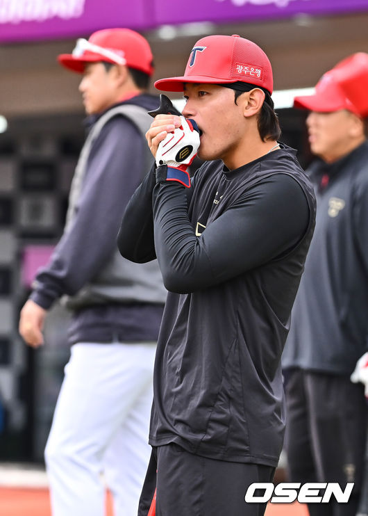 [OSEN=부산, 이석우 기자] 8일 부산 사직야구장에서 2025 신한 SOL 뱅크 KBO 리그 롯데 자이언츠와 KIA 타이거즈의 시범경기가 열린다. 8일 전국 5개 구장에서 개최되는 2025 KBO 시범경기는 오는 18일까지 10경기씩 치르게 된다.KIA 타이거즈 김도영이 훈련 중 손에 입김을 불고 있다. 2025.03.08 / foto0307@osen.co.kr