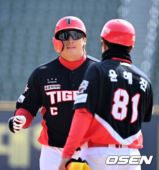 [OSEN=잠실, 지형준 기자] 13일 오후 서울 잠실야구장에서 2025 신한 SOL뱅크 KBO 리그 시범경기 두산 베어스와 KIA 타이거즈의 경기가 열렸다.KBO리그 10개 구단은 오는 18일까지 시범경기 10경기를 소화한다. 2025시즌 개막전은 오는 22일 개최된다.3회초 1사 1,2루에서 KIA 나성범이 선제 1타점 중전 적시타를 날리며 기뻐하고 있다. 2025.03.13 / jpnews@osen.co.kr