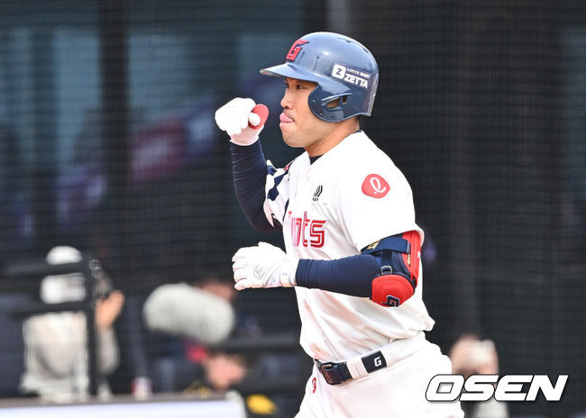 [OSEN=부산, 이석우 기자] 13일 부산 사직야구장에서 2025 신한 SOL 뱅크 KBO 리그 롯데 자이언츠와 한화 이글스의 시범경기가 열렸다. 홈팀 롯데는 데이비슨이 선발로 출전하고, 방문팀 한화는 류현진이 선발로 출전했다.롯데 자이언츠 전준우가 4회말 2사 1루 좌중월 역전 2점 홈런을 치고 하이파이브를 하고 있다. 2025.03.13 / foto0307@osen.co.kr
