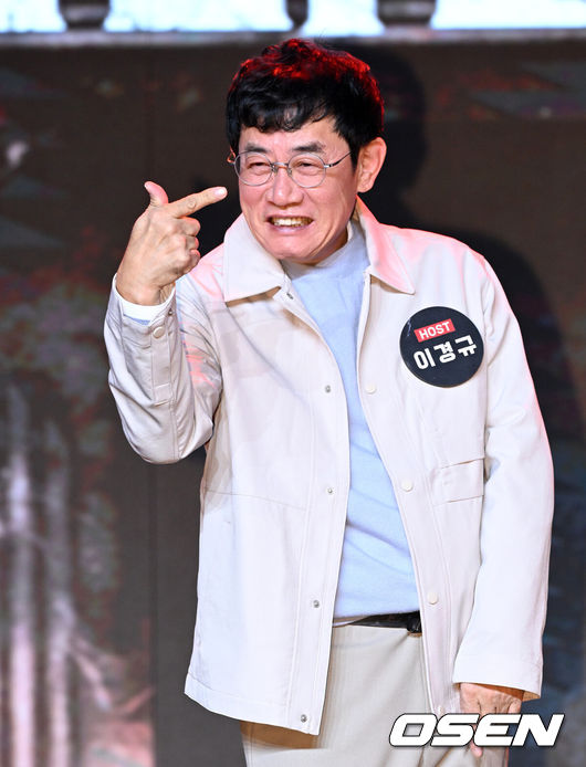 [OSEN=이대선 기자] 14일 오전 서울 동대문 브이스페이스에서 넷플릭스 예능 ‘코미디 리벤지’ 제작발표회가 열렸다.‘코미디 리벤지’는 ‘코미디 로얄’ 우승팀 이경규팀이 판을 깔고 K-코미디 대표주자들이 각잡고 웃음 터뜨리는 코미디 컴피티션이다.코미디언 이경규가 포토타임을 가지고 있다. 2024.10.14 /sunday@osen.co.kr